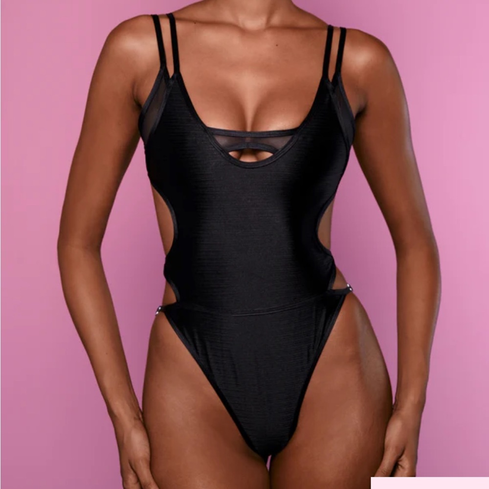 ISO Voight Laura swim size large. Please do not buy this listing!!